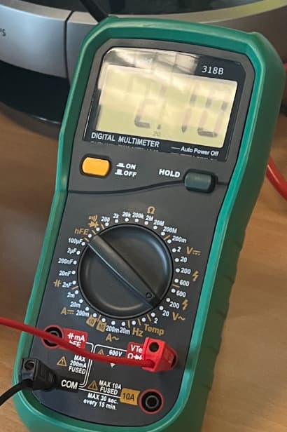 S
100F
2uF
200nF
20nF
hFE
2nF
2m
20m
A 200m
#mA
LEE
MAX
A 200mA
FUSED
COM
DIGITAL MULTIMETER
ON
OFF
2:
MAX 10A
FUSED 10A
MAX 30 sec.
every 15 min.
40 40 200m 20m Hz Temp
A~
VTe
A 600V
HOLD
-Auto Power Off
20M
200M
200m
2 V...
200
-600
600
200
20 V~
318B
4