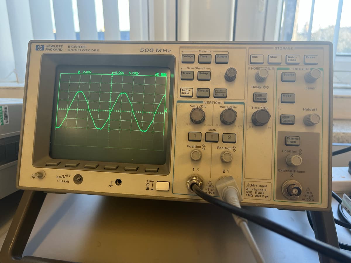 I
hp HEWLETT 54610B
PACKARD OSCILLOSCOPE
2 2.00V
vv
1.2 kHz
-0.005 5.00/
500 MHz
H
AA
Line
OI
12
$2 RUN
Voltage
Save/Recall
Trace
Measure
Time
Auto-
scale
Setup
Display
Volts/Div
1 X
VERTICAL
Position 5
Cursors
Print
Utility
2 mV 5 V
Math
A
1.MQ
= 8 pF
or 500
Volts 4Div
2
Position
2 Y
2 mV
Run
HORIZ TAL
Delay
Main
Delayed
Time/Div
Stop
ins
AMax input
All channels
500 5 Vrms
1 MQ 250 V pk
STORAGE
TV
Auto-
store
TRIGGER
Source
Mode
Slope
Coupling
External
trigger
Position
Erase
Level
Holdoff
External Trigger
Z
A
1 MO
= 12 DF
or 500