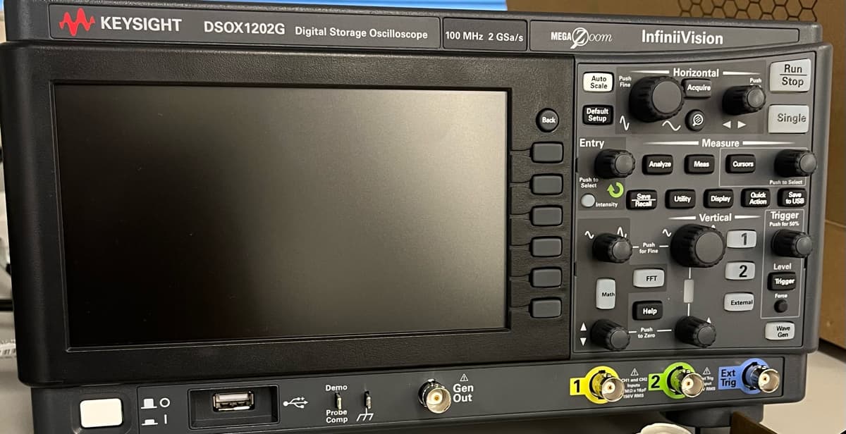 NUM
KEYSIGHT
bb
LO
- O
DSOX1202G Digital Storage Oscilloscope
0
1
Demo
Probe
Comp
100 MHz 2 GSa/s
A
Gen
Out
MEGA
GADoom
Back
Push
Auto
Scale Fine
Default
Setup
Entry
Push to
Select
1
~
Intensity
Math
A,
InfiniiVision
Save
Recall
Push
for Fine
Analyze Meas
FFT
Help
A
OH and C
Inputs
MOM
150V RMS
Push
to Zero
Horizontal
Acquire
2
Measure
Utility Display
Vertical
~
RMS
Run
Push Stop
Cursors
A Ext
Thi
Trig
Quick
Action
1
2
External
Single
Push to Select
Save
to USB
Trigger
Push for 50%
Level
Trigger
Force
Wave
Gen