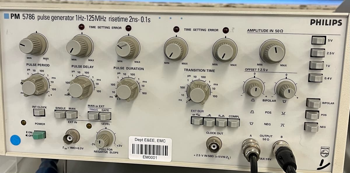 PM 5786 pulse generator 1Hz-125MHz risetime 2ns-0.1s
TIME SETTING ERROR
ns
MIN
MAX
PULSE PERIOD
us 10
1
100
INT CLOCK
ON
OFF
POWER
1
ms
10
100
15
100
2
ns
MIN
MAX
PULSE DELAY
us 10
1
100
SINGLE MAN
EXT IN
Zin 1MO>0.3V
1
IN
ms
10
MAN or EXT
TRIGG GATE
-3V
100
LEVEL
100
ns
10
MIN
PULSE DURATION
us 10 100
+3V
MAX
POLL FOR
NEGATIVE SLOPE
ms
10
100
Dept E&EE, EMC
EM0001
☐☐
MIN
(ok
TIME SETTING ERROR
MAX
100
ns
10
TRANSITION TIME
us 10
1
100
GEREKS
MIN
EXT DUR
or
ms
1110
100
n
14 fr
CLOCK OUT
MAX
COMPL
+2.5 V IN 500 (+5VHI ZL)
AMPLITUDE IN 500
MIN
OFFSET 2.5 v
0
л BIPOLAR
л
T
A
LLIN
POS
NEG
OUTPUT
500
1AX ±6V
MAX
T
0
บ
л
B
PHILIPS
5V
2.5 V
1V
0.4 V
POS
NEG
BIPOLAR
PHILIPS
