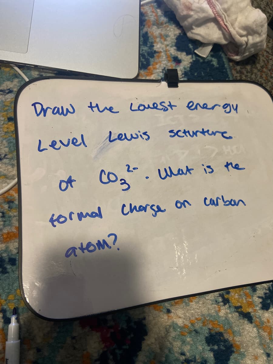 Draw the Lovest energy
Level
rewis
Scturtere
2-
of Co. uat is the
formal Charsa on carbon
atom?
