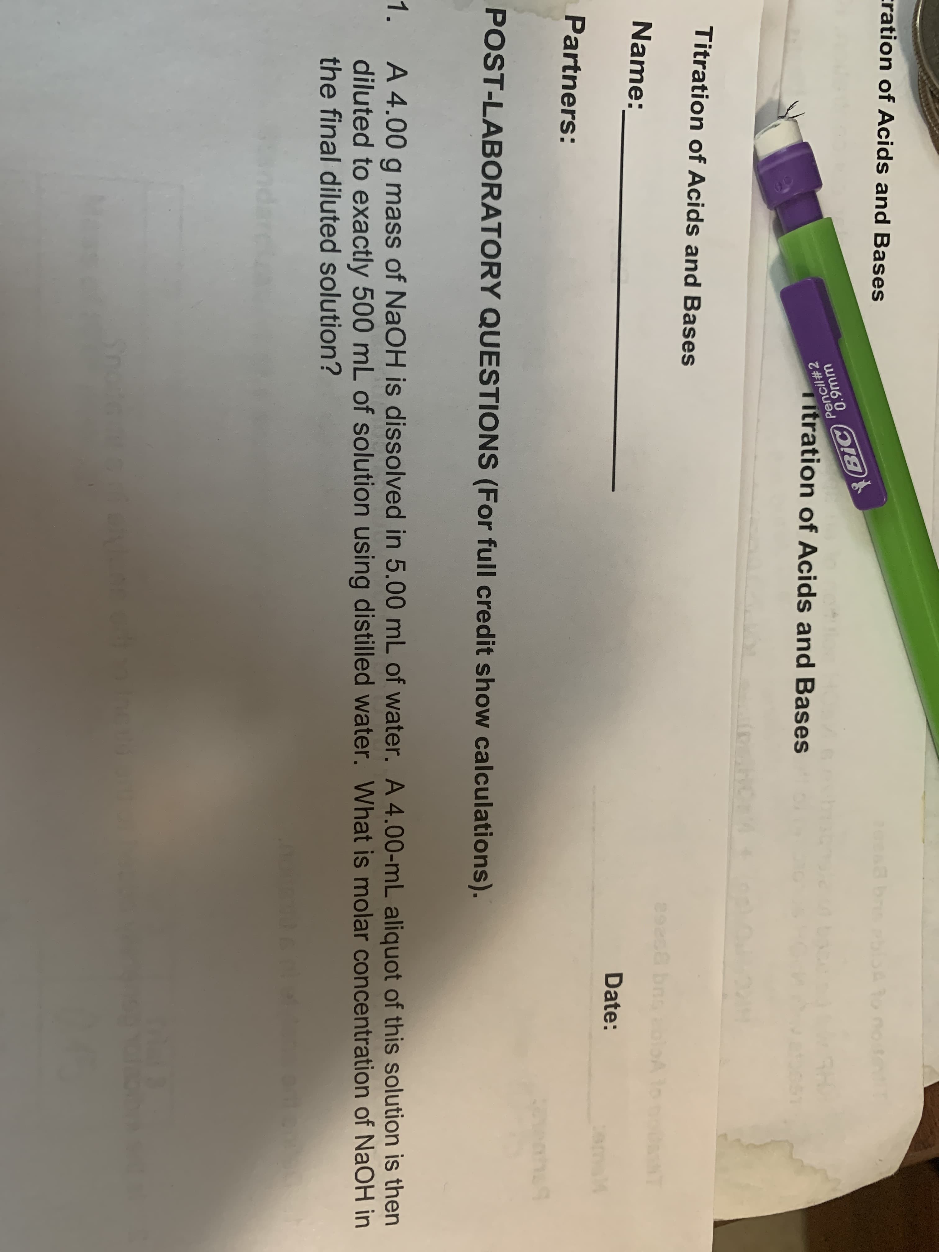 A 4.00 g mass of NaOH is dissolved in 5.00 mL of water. A 4.00-mL aliquot of this solution is then
diluted to exactly 500 mL of solution using distilled water. What is molar concentration of NaOH in
the final diluted solution?
