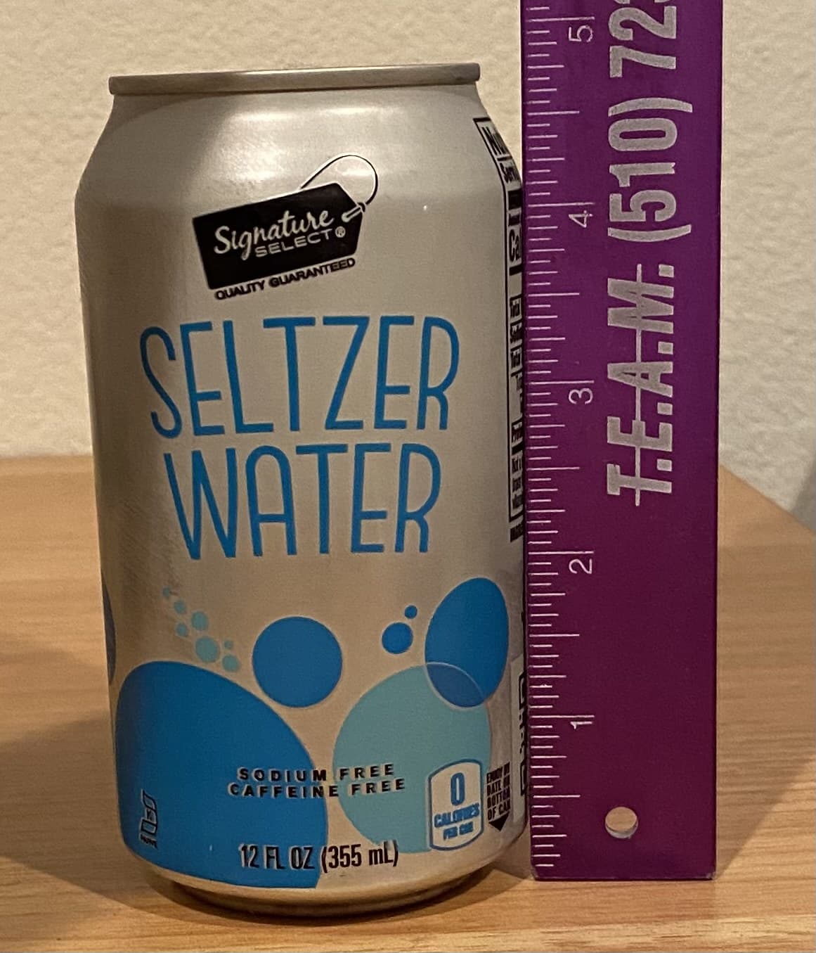 Signature
SELECT®
QUALITY GUARANTEED
SELTZER
WATER
SODIUM FREE
CAFFEINE FREE
DATE
12 FL OZ (355 mL)
BOTTAN
CALORIE
OF CA
T.E.A.M. (510) 72:
